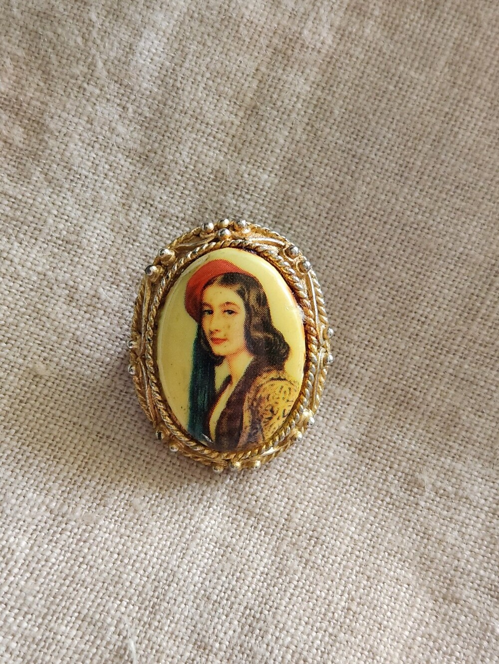 Vintage Lady Cameo Brooch Pin
